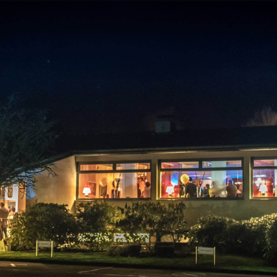 Nachtaufnahme des Golf-Club Restaurants